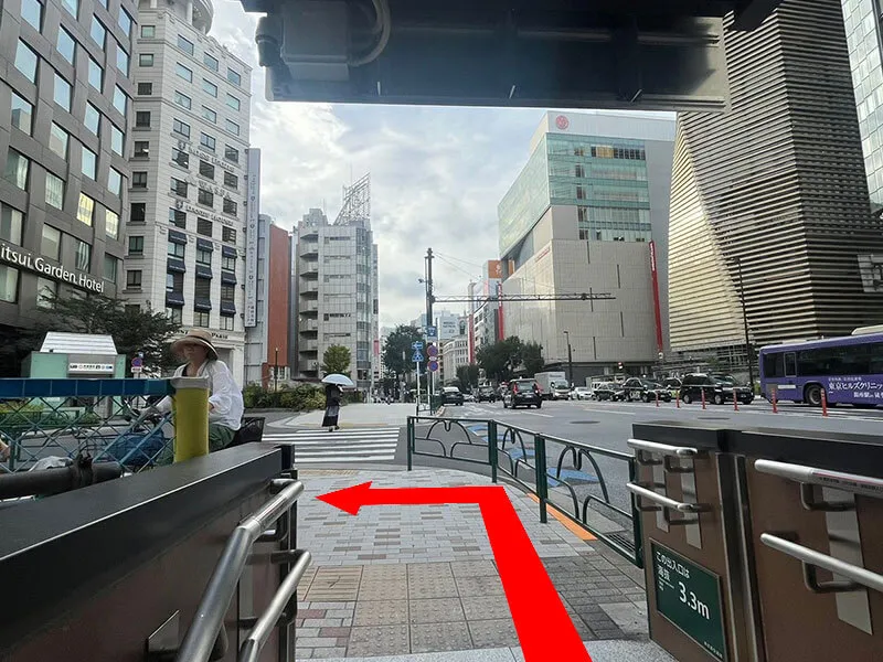 역을 나와 좌측으로 걸어갑니다.