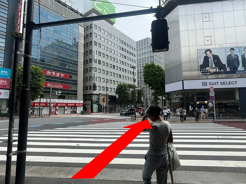 역을 나와 도로를 건너 약 220m 전진하세요.