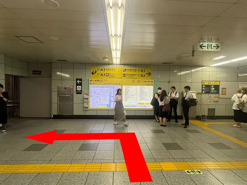 개찰구를 나와 A3 출구로 향합니다.
