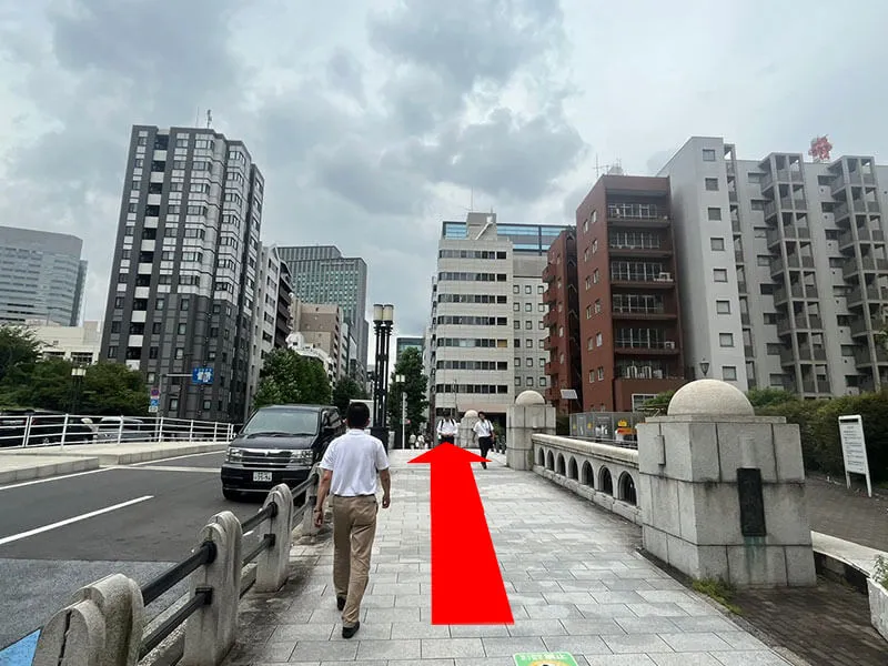 다리를 건넙니다.