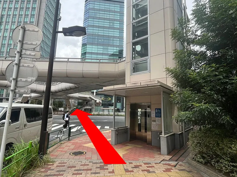 육교를 이용해 맞은편으로 건너갑니다.