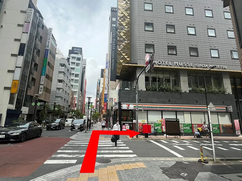 약 20m 전진한 후 우측으로 걸어가주세요.