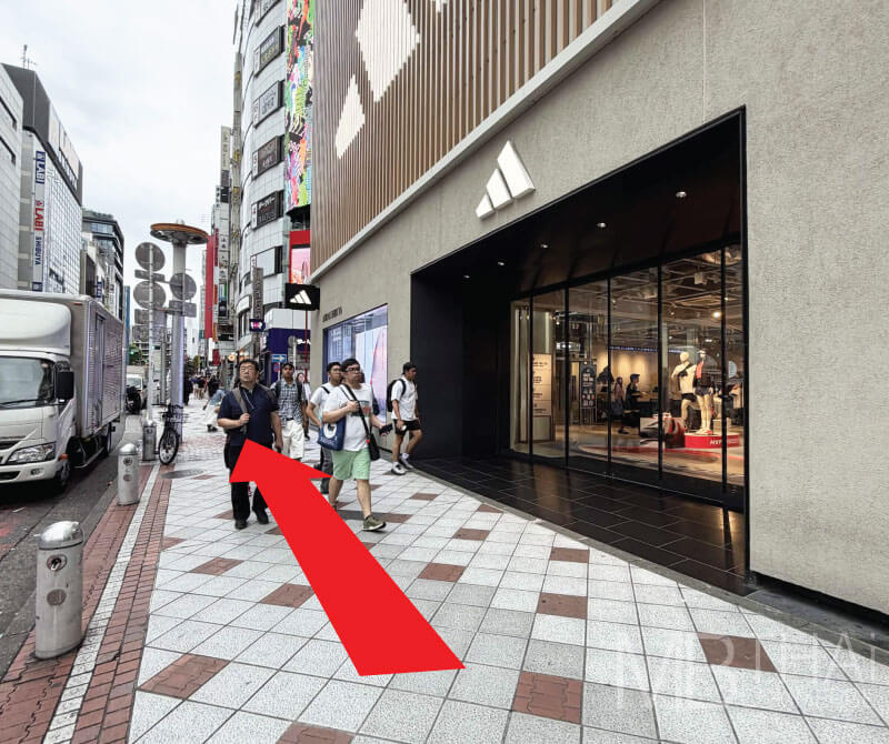 右側に「Adidas」があります。まっすぐ進んでください。